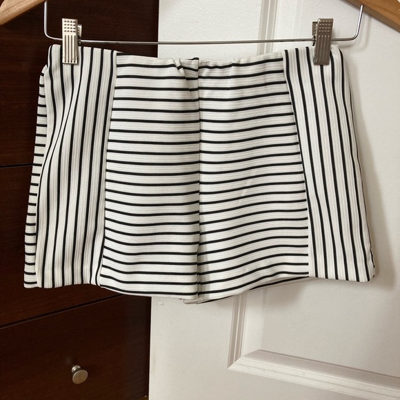 Black and white striped shorts - Picture 1 of 4